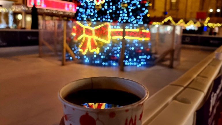 Mulled wine in front of the Christmas tree in Budapest