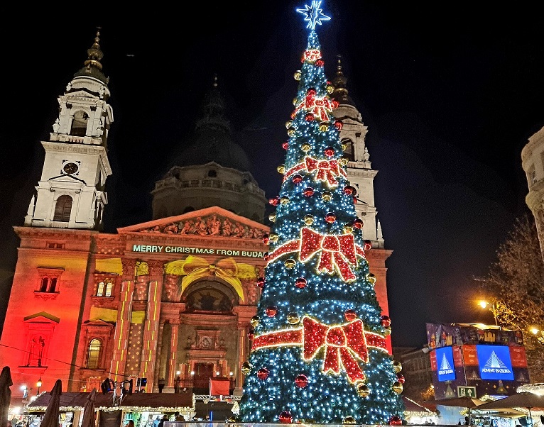 Christmas tree in front of the Basilica in budapest